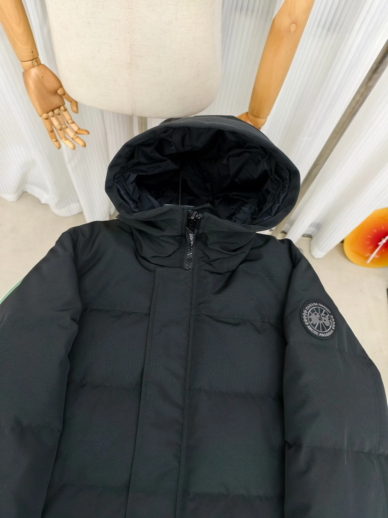 P700————2080M/New 17 models (higher version) Canada goose MacMillan parka. The MacMillan Parka features an innovative design with a streamlined hood detail, added shoulder straps and two additional interior pockets. This hip-length parka offers warmth and style with its quilted design and curved hem. Filled with extremely fluffy white duck down. The MacMillan Parka provides essential protection in all weathers. The adjustable down-connected hood improves warmth and protects against harsh weather. Rib knit cuffs tucked into the interior. The hood is equipped with a detachable zipper guard, and the hood trim can be replaced to create a personalized style and provide more protection (this jacket can be matched with wolf fur collar accessories, choose by yourself) ❤️The only version in the market Color: black red label black black label gray red label gray black label off-white red label navy red label Size: XS-2XL